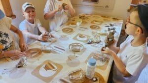 20250905 095526 Klasa IZ i IIIK 05.09.2025 na warsztatach w Podlaskim Muzeum Kultury Ludowej 20250905 095526 Klasa IZ i IIIK 05.09.2025 na warsztatach w Podlaskim Muzeum Kultury Ludowej