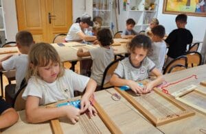 20250905 112525 Klasa IZ i IIIK 05.09.2025 na warsztatach w Podlaskim Muzeum Kultury Ludowej 20250905 112525 Klasa IZ i IIIK 05.09.2025 na warsztatach w Podlaskim Muzeum Kultury Ludowej