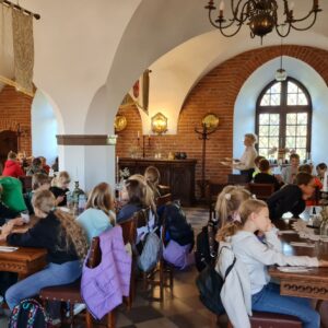 20250924 121428 Wycieczka do Tykocina w ramach projektu pt. „Śladami Wielokulturowego Podlasia – Wędrówki po Dziedzictwie Regionu" 20250924 121428 Wycieczka do Tykocina w ramach projektu pt. „Śladami Wielokulturowego Podlasia – Wędrówki po Dziedzictwie Regionu"