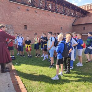 IMG 20250922 130726 Wycieczka do Tykocina w ramach projektu pt. „Śladami Wielokulturowego Podlasia – Wędrówki po Dziedzictwie Regionu" IMG 20250922 130726 Wycieczka do Tykocina w ramach projektu pt. „Śladami Wielokulturowego Podlasia – Wędrówki po Dziedzictwie Regionu"