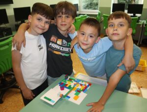 IMG 4864 Koło informatyczne – „Z robotyką za pan brat” zajęcia w kl. 1 – 3 IMG 4864 Koło informatyczne – „Z robotyką za pan brat” zajęcia w kl. 1 – 3