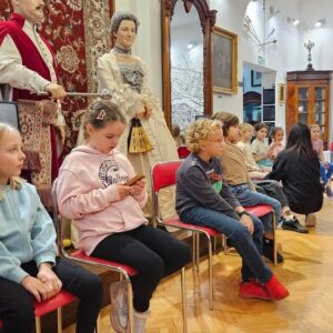 20250923 100256 Wycieczka do Tykocina kl. 1Z, 2B i 2S - projekt pt. „Śladami Wielokulturowego Podlasia – Wędrówki po Dziedzictwie Regionu" 20250923 100256 Wycieczka do Tykocina kl. 1Z, 2B i 2S - projekt pt. „Śladami Wielokulturowego Podlasia – Wędrówki po Dziedzictwie Regionu"