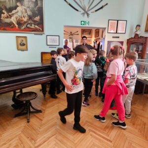 20250923 101333 Wycieczka do Tykocina kl. 1Z, 2B i 2S - projekt pt. „Śladami Wielokulturowego Podlasia – Wędrówki po Dziedzictwie Regionu" 20250923 101333 Wycieczka do Tykocina kl. 1Z, 2B i 2S - projekt pt. „Śladami Wielokulturowego Podlasia – Wędrówki po Dziedzictwie Regionu"