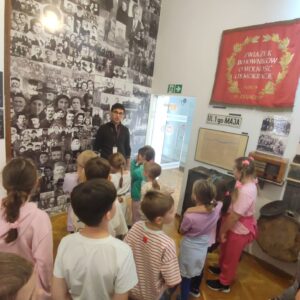 IMG 20250923 101603 Wycieczka do Tykocina kl. 1Z, 2B i 2S - projekt pt. „Śladami Wielokulturowego Podlasia – Wędrówki po Dziedzictwie Regionu" IMG 20250923 101603 Wycieczka do Tykocina kl. 1Z, 2B i 2S - projekt pt. „Śladami Wielokulturowego Podlasia – Wędrówki po Dziedzictwie Regionu"