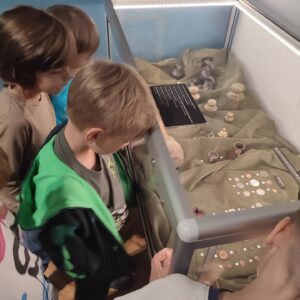 IMG 20250923 102205 Wycieczka do Tykocina kl. 1Z, 2B i 2S - projekt pt. „Śladami Wielokulturowego Podlasia – Wędrówki po Dziedzictwie Regionu" IMG 20250923 102205 Wycieczka do Tykocina kl. 1Z, 2B i 2S - projekt pt. „Śladami Wielokulturowego Podlasia – Wędrówki po Dziedzictwie Regionu"