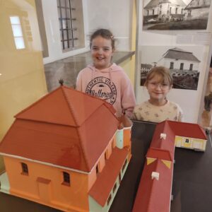 IMG 20250923 110802 Wycieczka do Tykocina kl. 1Z, 2B i 2S - projekt pt. „Śladami Wielokulturowego Podlasia – Wędrówki po Dziedzictwie Regionu" IMG 20250923 110802 Wycieczka do Tykocina kl. 1Z, 2B i 2S - projekt pt. „Śladami Wielokulturowego Podlasia – Wędrówki po Dziedzictwie Regionu"