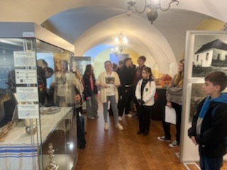 IMG 20250930 171728 Wycieczka kl. 7L, 7M i 8A do Tykocina w ramach projektu pt. „Śladami Wielokulturowego Podlasia – Wędrówki po Dziedzictwie Regionu" IMG 20250930 171728 Wycieczka kl. 7L, 7M i 8A do Tykocina w ramach projektu pt. „Śladami Wielokulturowego Podlasia – Wędrówki po Dziedzictwie Regionu"