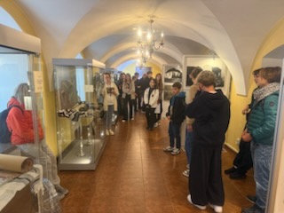 IMG 20250930 171737 Wycieczka kl. 7L, 7M i 8A do Tykocina w ramach projektu pt. „Śladami Wielokulturowego Podlasia – Wędrówki po Dziedzictwie Regionu" IMG 20250930 171737 Wycieczka kl. 7L, 7M i 8A do Tykocina w ramach projektu pt. „Śladami Wielokulturowego Podlasia – Wędrówki po Dziedzictwie Regionu"