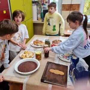 20251028 144016 Warsztaty "Smaki Podlasia" w kl. 2B - projektu "Śladami Wielokulturowego Podlasia" 20251028 144016 Warsztaty "Smaki Podlasia" w kl. 2B - projektu "Śladami Wielokulturowego Podlasia"