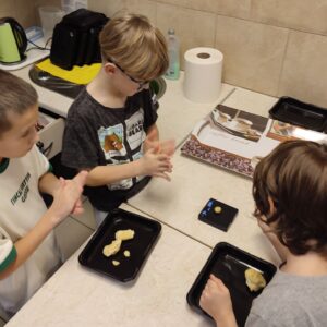 IMG 20251210 132815 Warsztaty kulinarne w kl. 1Z i 3K "Śladami Wielokulturowego Podlasia" - "orzeszki". IMG 20251210 132815 Warsztaty kulinarne w kl. 1Z i 3K "Śladami Wielokulturowego Podlasia" - "orzeszki".