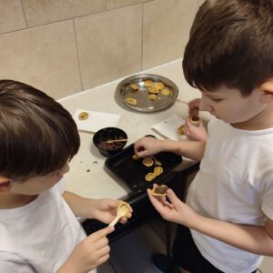 IMG 20251210 134136 Warsztaty kulinarne w kl. 1Z i 3K "Śladami Wielokulturowego Podlasia" - "orzeszki". IMG 20251210 134136 Warsztaty kulinarne w kl. 1Z i 3K "Śladami Wielokulturowego Podlasia" - "orzeszki".