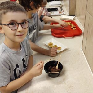 IMG 20251210 134159 Warsztaty kulinarne w kl. 1Z i 3K "Śladami Wielokulturowego Podlasia" - "orzeszki". IMG 20251210 134159 Warsztaty kulinarne w kl. 1Z i 3K "Śladami Wielokulturowego Podlasia" - "orzeszki".