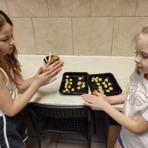 IMG 20251210 140157 Warsztaty kulinarne w kl. 1Z i 3K "Śladami Wielokulturowego Podlasia" - "orzeszki". IMG 20251210 140157 Warsztaty kulinarne w kl. 1Z i 3K "Śladami Wielokulturowego Podlasia" - "orzeszki".