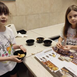 IMG 20251210 141837 Warsztaty kulinarne w kl. 1Z i 3K "Śladami Wielokulturowego Podlasia" - "orzeszki". IMG 20251210 141837 Warsztaty kulinarne w kl. 1Z i 3K "Śladami Wielokulturowego Podlasia" - "orzeszki".