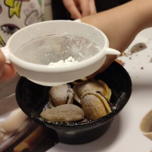 IMG 20251210 141859 Warsztaty kulinarne w kl. 1Z i 3K "Śladami Wielokulturowego Podlasia" - "orzeszki". IMG 20251210 141859 Warsztaty kulinarne w kl. 1Z i 3K "Śladami Wielokulturowego Podlasia" - "orzeszki".