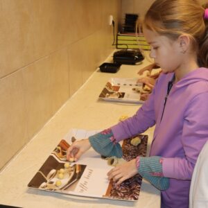 IMG 7024 Warsztaty kulinarne w kl. 2B i 2S "Śladami Wielokulturowego Podlasia" - "orzeszki" IMG 7024 Warsztaty kulinarne w kl. 2B i 2S "Śladami Wielokulturowego Podlasia" - "orzeszki"