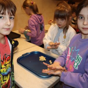 IMG 7026 Warsztaty kulinarne w kl. 2B i 2S "Śladami Wielokulturowego Podlasia" - "orzeszki" IMG 7026 Warsztaty kulinarne w kl. 2B i 2S "Śladami Wielokulturowego Podlasia" - "orzeszki"