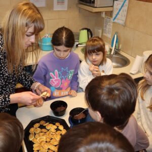 IMG 7051 Warsztaty kulinarne w kl. 2B i 2S "Śladami Wielokulturowego Podlasia" - "orzeszki" IMG 7051 Warsztaty kulinarne w kl. 2B i 2S "Śladami Wielokulturowego Podlasia" - "orzeszki"