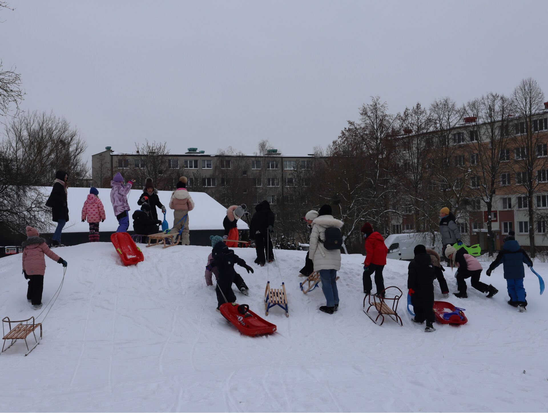 IMG 7408 Śniegowe "szaleństwa" klasy 1Z na sankach