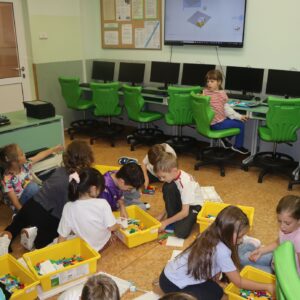 IMG 9236 Koło informatyczne – „Z robotyką za pan brat” zajęcia w kl. 1 – 3 IMG 9236 Koło informatyczne – „Z robotyką za pan brat” zajęcia w kl. 1 – 3